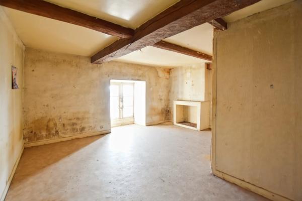 Maison historique du XII ème siècle de 471 m2, avec partie commerce à COUCHES 71 en BOURGOGNE