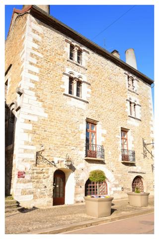 Maison historique du XII ème siècle de 471 m2, avec partie commerce à COUCHES 71 en BOURGOGNE