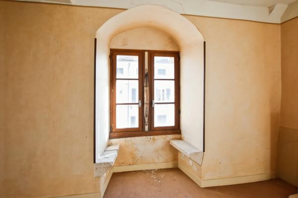 Maison historique du XII ème siècle de 471 m2, avec partie commerce à COUCHES 71 en BOURGOGNE