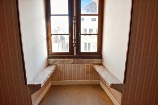 Maison historique du XII ème siècle de 471 m2, avec partie commerce à COUCHES 71 en BOURGOGNE
