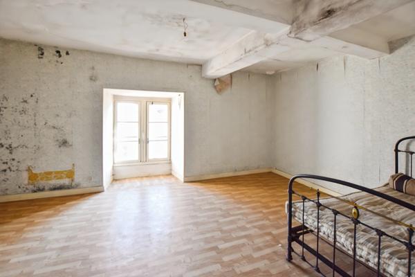 Maison historique du XII ème siècle de 471 m2, avec partie commerce à COUCHES 71 en BOURGOGNE