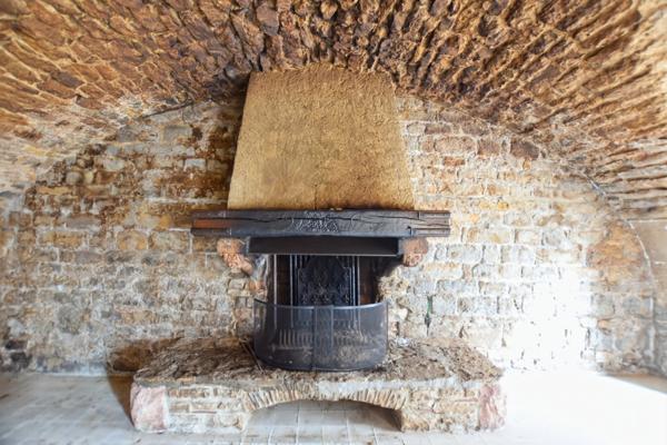 Maison historique du XII ème siècle de 471 m2, avec partie commerce à COUCHES 71 en BOURGOGNE
