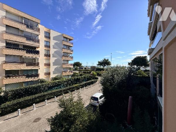 Studio de 28m2 avec un parking et une cave dans une belle résidence des Vespins à Saint Laurent.