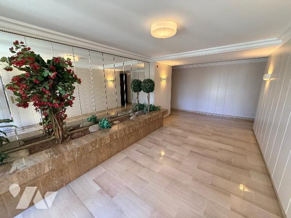 Studio de 28m2 avec un parking et une cave dans une belle résidence des Vespins à Saint Laurent.