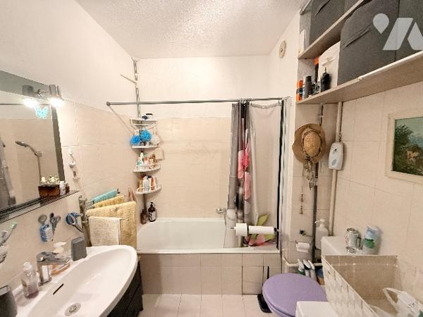 Studio de 28m2 avec un parking et une cave dans une belle résidence des Vespins à Saint Laurent.