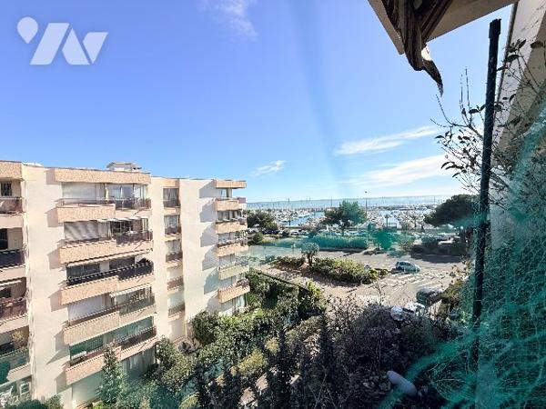 Studio de 28m2 avec un parking et une cave dans une belle résidence des Vespins à Saint Laurent.