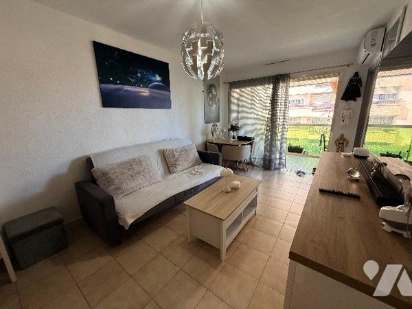 Studio de 28m2 avec un parking et une cave dans une belle résidence des Vespins à Saint Laurent.