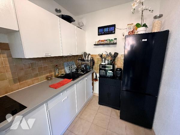 Studio de 28m2 avec un parking et une cave dans une belle résidence des Vespins à Saint Laurent.