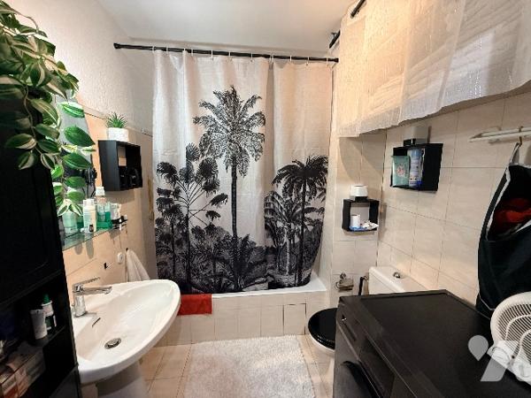 Studio de 28m2 avec un parking et une cave dans une belle résidence des Vespins à Saint Laurent.