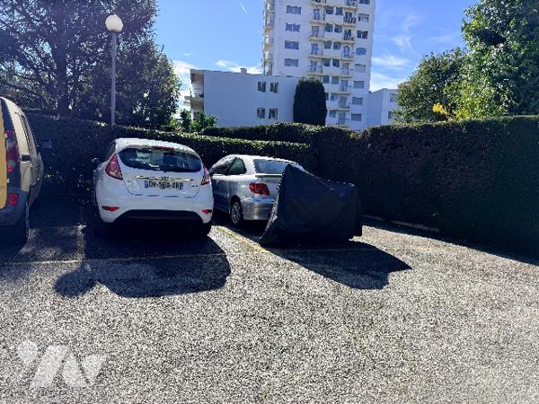 Studio de 28m2 avec un parking et une cave dans une belle résidence des Vespins à Saint Laurent.