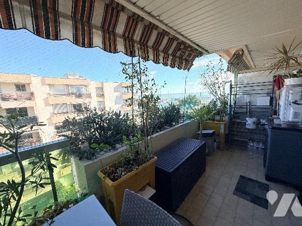 Studio de 28m2 avec un parking et une cave dans une belle résidence des Vespins à Saint Laurent.