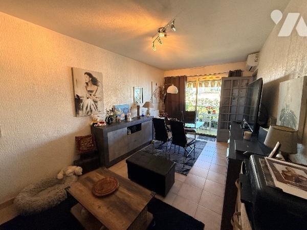 Studio de 28m2 avec un parking et une cave dans une belle résidence des Vespins à Saint Laurent.