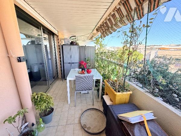 Studio de 28m2 avec un parking et une cave dans une belle résidence des Vespins à Saint Laurent.