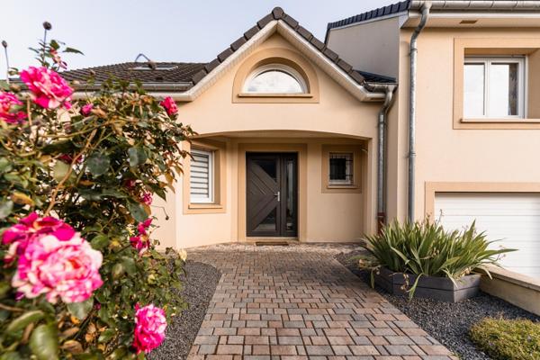 MAISON INDIVIDUELLE AVEC JARDIN ET DOUBLE GARAGE