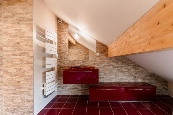 MAISON INDIVIDUELLE AVEC JARDIN ET DOUBLE GARAGE