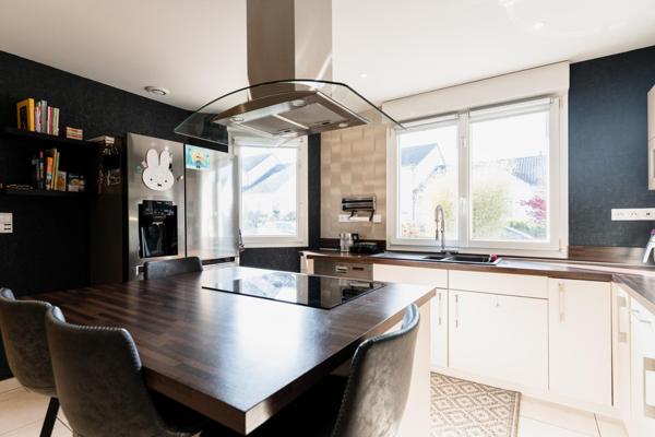 MAISON INDIVIDUELLE AVEC JARDIN ET DOUBLE GARAGE