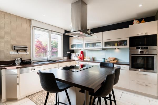 MAISON INDIVIDUELLE AVEC JARDIN ET DOUBLE GARAGE