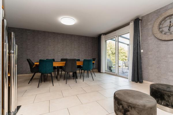 MAISON INDIVIDUELLE AVEC JARDIN ET DOUBLE GARAGE