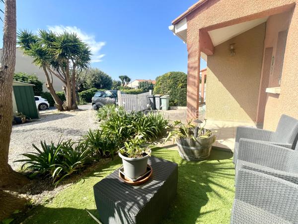 Sur la jolie commune de Claira, découvrez cette agréable maison familiale de 87 m² construite en 1996, offrant un cadre de vie calme et confortable au sein d'un lotissement. 

Dès l’entrée, vous apprécierez sa fonctionnalité et ses espaces de rangements. Le rez-de-chaussée se compose d'une cuisine indépendante équipée, d'un lumineux salon-séjour ouvert sur la terrasse et le jardin, ainsi qu’un garage avec espace buanderie et accès direct à l’extérieur.

À l’étage, une coursive dessert trois belles chambres avec placards, une salle de bains et un second toilette. 
La climatisation réversible apporte un confort appréciable tout au long de l'année.

À l’abri des regards, le jardin sans vis-à-vis est un véritable atout pour profiter des beaux jours avec son coin barbecue ( possibilité de créer une cuisine d'été ), un cabanon complète cet espace extérieur. 

Chaleureuse et bien entretenue, cette maison n'attend plus que ses nouveaux propriétaires. A découvrir sans tarder !