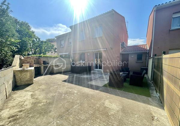 Sur la jolie commune de Claira, découvrez cette agréable maison familiale de 87 m² construite en 1996, offrant un cadre de vie calme et confortable au sein d'un lotissement. 

Dès l’entrée, vous apprécierez sa fonctionnalité et ses espaces de rangements. Le rez-de-chaussée se compose d'une cuisine indépendante équipée, d'un lumineux salon-séjour ouvert sur la terrasse et le jardin, ainsi qu’un garage avec espace buanderie et accès direct à l’extérieur.

À l’étage, une coursive dessert trois belles chambres avec placards, une salle de bains et un second toilette. 
La climatisation réversible apporte un confort appréciable tout au long de l'année.

À l’abri des regards, le jardin sans vis-à-vis est un véritable atout pour profiter des beaux jours avec son coin barbecue ( possibilité de créer une cuisine d'été ), un cabanon complète cet espace extérieur. 

Chaleureuse et bien entretenue, cette maison n'attend plus que ses nouveaux propriétaires. A découvrir sans tarder !