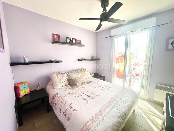 Sur la jolie commune de Claira, découvrez cette agréable maison familiale de 87 m² construite en 1996, offrant un cadre de vie calme et confortable au sein d'un lotissement. 

Dès l’entrée, vous apprécierez sa fonctionnalité et ses espaces de rangements. Le rez-de-chaussée se compose d'une cuisine indépendante équipée, d'un lumineux salon-séjour ouvert sur la terrasse et le jardin, ainsi qu’un garage avec espace buanderie et accès direct à l’extérieur.

À l’étage, une coursive dessert trois belles chambres avec placards, une salle de bains et un second toilette. 
La climatisation réversible apporte un confort appréciable tout au long de l'année.

À l’abri des regards, le jardin sans vis-à-vis est un véritable atout pour profiter des beaux jours avec son coin barbecue ( possibilité de créer une cuisine d'été ), un cabanon complète cet espace extérieur. 

Chaleureuse et bien entretenue, cette maison n'attend plus que ses nouveaux propriétaires. A découvrir sans tarder !
