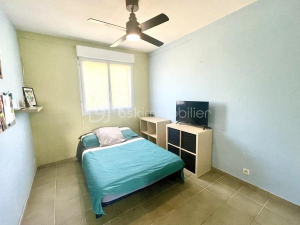 Sur la jolie commune de Claira, découvrez cette agréable maison familiale de 87 m² construite en 1996, offrant un cadre de vie calme et confortable au sein d'un lotissement. 

Dès l’entrée, vous apprécierez sa fonctionnalité et ses espaces de rangements. Le rez-de-chaussée se compose d'une cuisine indépendante équipée, d'un lumineux salon-séjour ouvert sur la terrasse et le jardin, ainsi qu’un garage avec espace buanderie et accès direct à l’extérieur.

À l’étage, une coursive dessert trois belles chambres avec placards, une salle de bains et un second toilette. 
La climatisation réversible apporte un confort appréciable tout au long de l'année.

À l’abri des regards, le jardin sans vis-à-vis est un véritable atout pour profiter des beaux jours avec son coin barbecue ( possibilité de créer une cuisine d'été ), un cabanon complète cet espace extérieur. 

Chaleureuse et bien entretenue, cette maison n'attend plus que ses nouveaux propriétaires. A découvrir sans tarder !