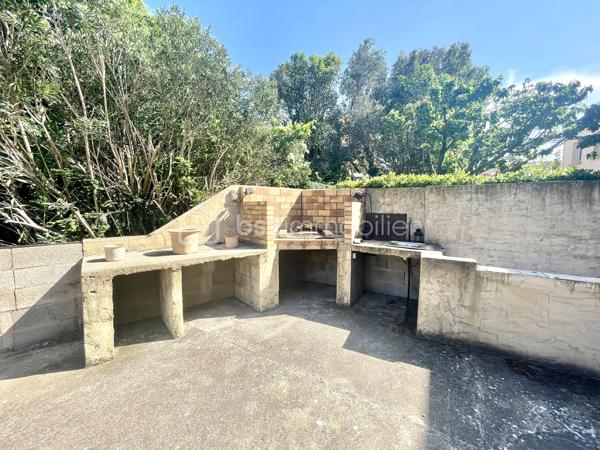 Sur la jolie commune de Claira, découvrez cette agréable maison familiale de 87 m² construite en 1996, offrant un cadre de vie calme et confortable au sein d'un lotissement. 

Dès l’entrée, vous apprécierez sa fonctionnalité et ses espaces de rangements. Le rez-de-chaussée se compose d'une cuisine indépendante équipée, d'un lumineux salon-séjour ouvert sur la terrasse et le jardin, ainsi qu’un garage avec espace buanderie et accès direct à l’extérieur.

À l’étage, une coursive dessert trois belles chambres avec placards, une salle de bains et un second toilette. 
La climatisation réversible apporte un confort appréciable tout au long de l'année.

À l’abri des regards, le jardin sans vis-à-vis est un véritable atout pour profiter des beaux jours avec son coin barbecue ( possibilité de créer une cuisine d'été ), un cabanon complète cet espace extérieur. 

Chaleureuse et bien entretenue, cette maison n'attend plus que ses nouveaux propriétaires. A découvrir sans tarder !