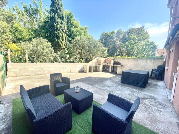 Sur la jolie commune de Claira, découvrez cette agréable maison familiale de 87 m² construite en 1996, offrant un cadre de vie calme et confortable au sein d'un lotissement. 

Dès l’entrée, vous apprécierez sa fonctionnalité et ses espaces de rangements. Le rez-de-chaussée se compose d'une cuisine indépendante équipée, d'un lumineux salon-séjour ouvert sur la terrasse et le jardin, ainsi qu’un garage avec espace buanderie et accès direct à l’extérieur.

À l’étage, une coursive dessert trois belles chambres avec placards, une salle de bains et un second toilette. 
La climatisation réversible apporte un confort appréciable tout au long de l'année.

À l’abri des regards, le jardin sans vis-à-vis est un véritable atout pour profiter des beaux jours avec son coin barbecue ( possibilité de créer une cuisine d'été ), un cabanon complète cet espace extérieur. 

Chaleureuse et bien entretenue, cette maison n'attend plus que ses nouveaux propriétaires. A découvrir sans tarder !