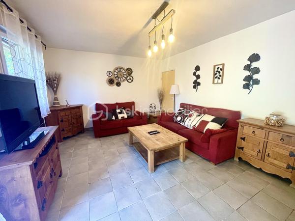 Sur la jolie commune de Claira, découvrez cette agréable maison familiale de 87 m² construite en 1996, offrant un cadre de vie calme et confortable au sein d'un lotissement. 

Dès l’entrée, vous apprécierez sa fonctionnalité et ses espaces de rangements. Le rez-de-chaussée se compose d'une cuisine indépendante équipée, d'un lumineux salon-séjour ouvert sur la terrasse et le jardin, ainsi qu’un garage avec espace buanderie et accès direct à l’extérieur.

À l’étage, une coursive dessert trois belles chambres avec placards, une salle de bains et un second toilette. 
La climatisation réversible apporte un confort appréciable tout au long de l'année.

À l’abri des regards, le jardin sans vis-à-vis est un véritable atout pour profiter des beaux jours avec son coin barbecue ( possibilité de créer une cuisine d'été ), un cabanon complète cet espace extérieur. 

Chaleureuse et bien entretenue, cette maison n'attend plus que ses nouveaux propriétaires. A découvrir sans tarder !