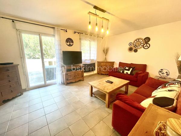 Sur la jolie commune de Claira, découvrez cette agréable maison familiale de 87 m² construite en 1996, offrant un cadre de vie calme et confortable au sein d'un lotissement. 

Dès l’entrée, vous apprécierez sa fonctionnalité et ses espaces de rangements. Le rez-de-chaussée se compose d'une cuisine indépendante équipée, d'un lumineux salon-séjour ouvert sur la terrasse et le jardin, ainsi qu’un garage avec espace buanderie et accès direct à l’extérieur.

À l’étage, une coursive dessert trois belles chambres avec placards, une salle de bains et un second toilette. 
La climatisation réversible apporte un confort appréciable tout au long de l'année.

À l’abri des regards, le jardin sans vis-à-vis est un véritable atout pour profiter des beaux jours avec son coin barbecue ( possibilité de créer une cuisine d'été ), un cabanon complète cet espace extérieur. 

Chaleureuse et bien entretenue, cette maison n'attend plus que ses nouveaux propriétaires. A découvrir sans tarder !