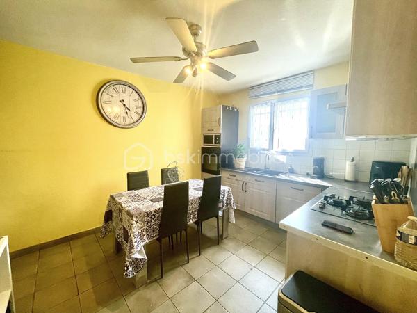 Sur la jolie commune de Claira, découvrez cette agréable maison familiale de 87 m² construite en 1996, offrant un cadre de vie calme et confortable au sein d'un lotissement. 

Dès l’entrée, vous apprécierez sa fonctionnalité et ses espaces de rangements. Le rez-de-chaussée se compose d'une cuisine indépendante équipée, d'un lumineux salon-séjour ouvert sur la terrasse et le jardin, ainsi qu’un garage avec espace buanderie et accès direct à l’extérieur.

À l’étage, une coursive dessert trois belles chambres avec placards, une salle de bains et un second toilette. 
La climatisation réversible apporte un confort appréciable tout au long de l'année.

À l’abri des regards, le jardin sans vis-à-vis est un véritable atout pour profiter des beaux jours avec son coin barbecue ( possibilité de créer une cuisine d'été ), un cabanon complète cet espace extérieur. 

Chaleureuse et bien entretenue, cette maison n'attend plus que ses nouveaux propriétaires. A découvrir sans tarder !