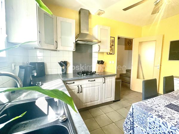 Sur la jolie commune de Claira, découvrez cette agréable maison familiale de 87 m² construite en 1996, offrant un cadre de vie calme et confortable au sein d'un lotissement. 

Dès l’entrée, vous apprécierez sa fonctionnalité et ses espaces de rangements. Le rez-de-chaussée se compose d'une cuisine indépendante équipée, d'un lumineux salon-séjour ouvert sur la terrasse et le jardin, ainsi qu’un garage avec espace buanderie et accès direct à l’extérieur.

À l’étage, une coursive dessert trois belles chambres avec placards, une salle de bains et un second toilette. 
La climatisation réversible apporte un confort appréciable tout au long de l'année.

À l’abri des regards, le jardin sans vis-à-vis est un véritable atout pour profiter des beaux jours avec son coin barbecue ( possibilité de créer une cuisine d'été ), un cabanon complète cet espace extérieur. 

Chaleureuse et bien entretenue, cette maison n'attend plus que ses nouveaux propriétaires. A découvrir sans tarder !