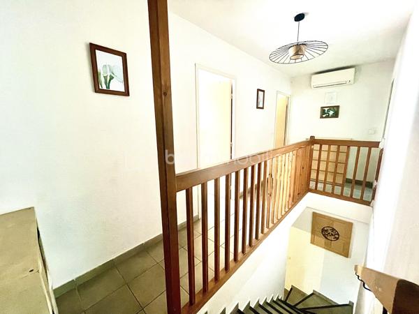 Sur la jolie commune de Claira, découvrez cette agréable maison familiale de 87 m² construite en 1996, offrant un cadre de vie calme et confortable au sein d'un lotissement. 

Dès l’entrée, vous apprécierez sa fonctionnalité et ses espaces de rangements. Le rez-de-chaussée se compose d'une cuisine indépendante équipée, d'un lumineux salon-séjour ouvert sur la terrasse et le jardin, ainsi qu’un garage avec espace buanderie et accès direct à l’extérieur.

À l’étage, une coursive dessert trois belles chambres avec placards, une salle de bains et un second toilette. 
La climatisation réversible apporte un confort appréciable tout au long de l'année.

À l’abri des regards, le jardin sans vis-à-vis est un véritable atout pour profiter des beaux jours avec son coin barbecue ( possibilité de créer une cuisine d'été ), un cabanon complète cet espace extérieur. 

Chaleureuse et bien entretenue, cette maison n'attend plus que ses nouveaux propriétaires. A découvrir sans tarder !