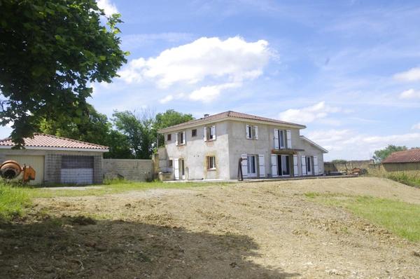 PEYRUSSE VIEILLE, secteur vallonné, belle propriété  de 227 m² avec vue panoramique et environnement privilégié.