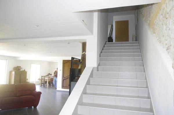 PEYRUSSE VIEILLE, secteur vallonné, belle propriété  de 227 m² avec vue panoramique et environnement privilégié.
