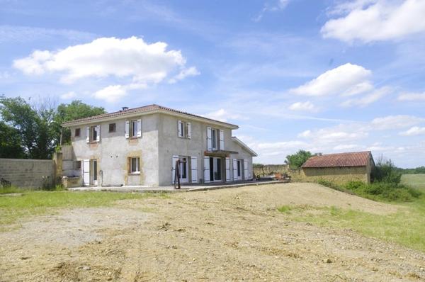 PEYRUSSE VIEILLE, secteur vallonné, belle propriété  de 227 m² avec vue panoramique et environnement privilégié.