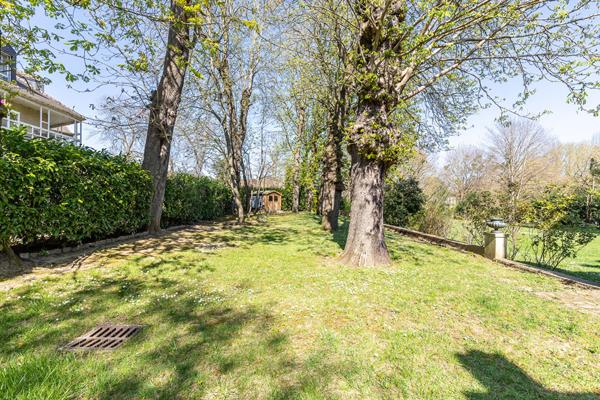 Appartement de charme 126m² en rez-de-jardin dans une demeure du 18ème siècle dans un parc, en plein centre-ville.