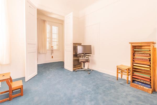 Appartement de charme 126m² en rez-de-jardin dans une demeure du 18ème siècle dans un parc, en plein centre-ville.