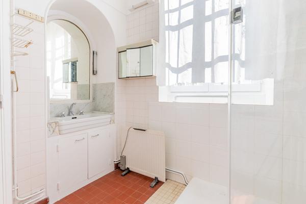 Appartement de charme 126m² en rez-de-jardin dans une demeure du 18ème siècle dans un parc, en plein centre-ville.