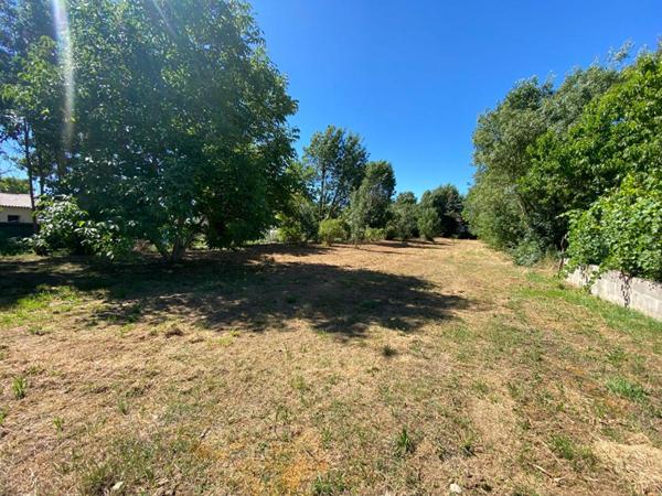 PRAHECQ Terrain constructible de 1610 m2