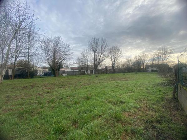 PRAHECQ Terrain constructible de 1610 m2