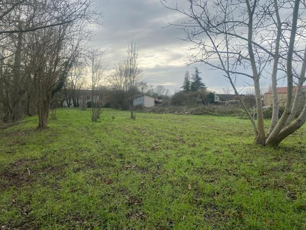 PRAHECQ Terrain constructible de 1610 m2