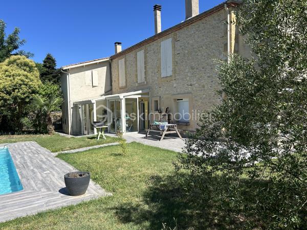 Maison familiale de caractère avec piscine – Un véritable havre de paix au cœur d'Agen !
Rare sur le secteur ! 
À seulement quelques minutes à pied du centre-ville d'Agen, découvrez cette magnifique maison familiale d'environ 250 m², où volumes, confort et qualité de vie se conjuguent à la perfection.

Derrière son portail automatique, une superbe parcelle paysagée et clôturée de plus de 1 200 m² vous accueille. Véritable écrin de verdure, elle offre une grande piscine récente (2021), un agréable abri pour partager de chaleureux repas d'été entre amis ou en famille, ainsi qu'un jardin intimiste propice à la détente.

Dès l'entrée, vous serez séduits par les généreux volumes et la luminosité des espaces de vie. La vaste pièce principale, ouverte sur le jardin, accueille une élégante cuisine équipée haut de gamme neuve, pensée pour les amateurs de convivialité avec espace salle à manger. Le salon, agrémenté d'un poêle à bois, prolonge cette atmosphère chaleureuse et s'ouvre sur une agréable véranda. Une buanderie et des toilettes indépendantes complètent ce niveau.

À l'étage, l'espace nuit a été conçu pour offrir confort et intimité à toute la famille. Vous découvrirez une véritable suite parentale comprenant une spacieuse chambre, une salle d'eau privative, un dressing ainsi qu'une pièce supplémentaire pouvant accueillir un bureau ou une chambre de bébé.

Trois autres belles chambres se partagent une vaste salle de bains, idéale pour répondre aux besoins d'une grande famille.

Le dernier niveau, accessible également par un accès indépendant, constitue un véritable espace autonome. Il comprend une grande chambre avec sa salle d'eau privative, parfaite pour un adolescent, un étudiant, des invités ou encore pour une activité professionnelle.

Les atouts de cette propriété :
Environ 250 m² habitables
Jardin arboré de plus de 1 200 m²
Piscine récente (2021)
Cuisine équipée haut de gamme neuve
Poêle à bois et véranda
Suite parentale complète
5 chambres et 3 salles d'eau/bains
Espace indépendant idéal pour adolescent, profession libérale ou location
Portail motorisé
À proximité immédiate des commerces, écoles et services.

Une propriété rare, offrant un cadre de vie privilégié en plein cœur d'Agen. Un bien coup de cœur à découvrir sans tarder !

Contactez-moi dès aujourd'hui pour organiser votre visite.