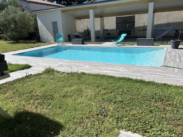 Maison familiale de caractère avec piscine – Un véritable havre de paix au cœur d'Agen !
Rare sur le secteur ! 
À seulement quelques minutes à pied du centre-ville d'Agen, découvrez cette magnifique maison familiale d'environ 250 m², où volumes, confort et qualité de vie se conjuguent à la perfection.

Derrière son portail automatique, une superbe parcelle paysagée et clôturée de plus de 1 200 m² vous accueille. Véritable écrin de verdure, elle offre une grande piscine récente (2021), un agréable abri pour partager de chaleureux repas d'été entre amis ou en famille, ainsi qu'un jardin intimiste propice à la détente.

Dès l'entrée, vous serez séduits par les généreux volumes et la luminosité des espaces de vie. La vaste pièce principale, ouverte sur le jardin, accueille une élégante cuisine équipée haut de gamme neuve, pensée pour les amateurs de convivialité avec espace salle à manger. Le salon, agrémenté d'un poêle à bois, prolonge cette atmosphère chaleureuse et s'ouvre sur une agréable véranda. Une buanderie et des toilettes indépendantes complètent ce niveau.

À l'étage, l'espace nuit a été conçu pour offrir confort et intimité à toute la famille. Vous découvrirez une véritable suite parentale comprenant une spacieuse chambre, une salle d'eau privative, un dressing ainsi qu'une pièce supplémentaire pouvant accueillir un bureau ou une chambre de bébé.

Trois autres belles chambres se partagent une vaste salle de bains, idéale pour répondre aux besoins d'une grande famille.

Le dernier niveau, accessible également par un accès indépendant, constitue un véritable espace autonome. Il comprend une grande chambre avec sa salle d'eau privative, parfaite pour un adolescent, un étudiant, des invités ou encore pour une activité professionnelle.

Les atouts de cette propriété :
Environ 250 m² habitables
Jardin arboré de plus de 1 200 m²
Piscine récente (2021)
Cuisine équipée haut de gamme neuve
Poêle à bois et véranda
Suite parentale complète
5 chambres et 3 salles d'eau/bains
Espace indépendant idéal pour adolescent, profession libérale ou location
Portail motorisé
À proximité immédiate des commerces, écoles et services.

Une propriété rare, offrant un cadre de vie privilégié en plein cœur d'Agen. Un bien coup de cœur à découvrir sans tarder !

Contactez-moi dès aujourd'hui pour organiser votre visite.