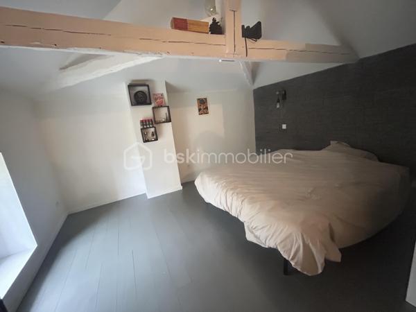 Maison familiale de caractère avec piscine – Un véritable havre de paix au cœur d'Agen !
Rare sur le secteur ! 
À seulement quelques minutes à pied du centre-ville d'Agen, découvrez cette magnifique maison familiale d'environ 250 m², où volumes, confort et qualité de vie se conjuguent à la perfection.

Derrière son portail automatique, une superbe parcelle paysagée et clôturée de plus de 1 200 m² vous accueille. Véritable écrin de verdure, elle offre une grande piscine récente (2021), un agréable abri pour partager de chaleureux repas d'été entre amis ou en famille, ainsi qu'un jardin intimiste propice à la détente.

Dès l'entrée, vous serez séduits par les généreux volumes et la luminosité des espaces de vie. La vaste pièce principale, ouverte sur le jardin, accueille une élégante cuisine équipée haut de gamme neuve, pensée pour les amateurs de convivialité avec espace salle à manger. Le salon, agrémenté d'un poêle à bois, prolonge cette atmosphère chaleureuse et s'ouvre sur une agréable véranda. Une buanderie et des toilettes indépendantes complètent ce niveau.

À l'étage, l'espace nuit a été conçu pour offrir confort et intimité à toute la famille. Vous découvrirez une véritable suite parentale comprenant une spacieuse chambre, une salle d'eau privative, un dressing ainsi qu'une pièce supplémentaire pouvant accueillir un bureau ou une chambre de bébé.

Trois autres belles chambres se partagent une vaste salle de bains, idéale pour répondre aux besoins d'une grande famille.

Le dernier niveau, accessible également par un accès indépendant, constitue un véritable espace autonome. Il comprend une grande chambre avec sa salle d'eau privative, parfaite pour un adolescent, un étudiant, des invités ou encore pour une activité professionnelle.

Les atouts de cette propriété :
Environ 250 m² habitables
Jardin arboré de plus de 1 200 m²
Piscine récente (2021)
Cuisine équipée haut de gamme neuve
Poêle à bois et véranda
Suite parentale complète
5 chambres et 3 salles d'eau/bains
Espace indépendant idéal pour adolescent, profession libérale ou location
Portail motorisé
À proximité immédiate des commerces, écoles et services.

Une propriété rare, offrant un cadre de vie privilégié en plein cœur d'Agen. Un bien coup de cœur à découvrir sans tarder !

Contactez-moi dès aujourd'hui pour organiser votre visite.