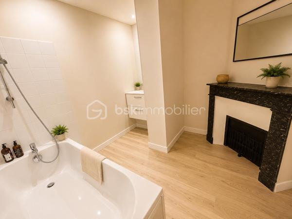 Maison familiale de caractère avec piscine – Un véritable havre de paix au cœur d'Agen !
Rare sur le secteur ! 
À seulement quelques minutes à pied du centre-ville d'Agen, découvrez cette magnifique maison familiale d'environ 250 m², où volumes, confort et qualité de vie se conjuguent à la perfection.

Derrière son portail automatique, une superbe parcelle paysagée et clôturée de plus de 1 200 m² vous accueille. Véritable écrin de verdure, elle offre une grande piscine récente (2021), un agréable abri pour partager de chaleureux repas d'été entre amis ou en famille, ainsi qu'un jardin intimiste propice à la détente.

Dès l'entrée, vous serez séduits par les généreux volumes et la luminosité des espaces de vie. La vaste pièce principale, ouverte sur le jardin, accueille une élégante cuisine équipée haut de gamme neuve, pensée pour les amateurs de convivialité avec espace salle à manger. Le salon, agrémenté d'un poêle à bois, prolonge cette atmosphère chaleureuse et s'ouvre sur une agréable véranda. Une buanderie et des toilettes indépendantes complètent ce niveau.

À l'étage, l'espace nuit a été conçu pour offrir confort et intimité à toute la famille. Vous découvrirez une véritable suite parentale comprenant une spacieuse chambre, une salle d'eau privative, un dressing ainsi qu'une pièce supplémentaire pouvant accueillir un bureau ou une chambre de bébé.

Trois autres belles chambres se partagent une vaste salle de bains, idéale pour répondre aux besoins d'une grande famille.

Le dernier niveau, accessible également par un accès indépendant, constitue un véritable espace autonome. Il comprend une grande chambre avec sa salle d'eau privative, parfaite pour un adolescent, un étudiant, des invités ou encore pour une activité professionnelle.

Les atouts de cette propriété :
Environ 250 m² habitables
Jardin arboré de plus de 1 200 m²
Piscine récente (2021)
Cuisine équipée haut de gamme neuve
Poêle à bois et véranda
Suite parentale complète
5 chambres et 3 salles d'eau/bains
Espace indépendant idéal pour adolescent, profession libérale ou location
Portail motorisé
À proximité immédiate des commerces, écoles et services.

Une propriété rare, offrant un cadre de vie privilégié en plein cœur d'Agen. Un bien coup de cœur à découvrir sans tarder !

Contactez-moi dès aujourd'hui pour organiser votre visite.