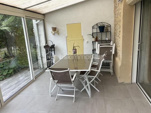 Maison familiale de caractère avec piscine – Un véritable havre de paix au cœur d'Agen !
Rare sur le secteur ! 
À seulement quelques minutes à pied du centre-ville d'Agen, découvrez cette magnifique maison familiale d'environ 250 m², où volumes, confort et qualité de vie se conjuguent à la perfection.

Derrière son portail automatique, une superbe parcelle paysagée et clôturée de plus de 1 200 m² vous accueille. Véritable écrin de verdure, elle offre une grande piscine récente (2021), un agréable abri pour partager de chaleureux repas d'été entre amis ou en famille, ainsi qu'un jardin intimiste propice à la détente.

Dès l'entrée, vous serez séduits par les généreux volumes et la luminosité des espaces de vie. La vaste pièce principale, ouverte sur le jardin, accueille une élégante cuisine équipée haut de gamme neuve, pensée pour les amateurs de convivialité avec espace salle à manger. Le salon, agrémenté d'un poêle à bois, prolonge cette atmosphère chaleureuse et s'ouvre sur une agréable véranda. Une buanderie et des toilettes indépendantes complètent ce niveau.

À l'étage, l'espace nuit a été conçu pour offrir confort et intimité à toute la famille. Vous découvrirez une véritable suite parentale comprenant une spacieuse chambre, une salle d'eau privative, un dressing ainsi qu'une pièce supplémentaire pouvant accueillir un bureau ou une chambre de bébé.

Trois autres belles chambres se partagent une vaste salle de bains, idéale pour répondre aux besoins d'une grande famille.

Le dernier niveau, accessible également par un accès indépendant, constitue un véritable espace autonome. Il comprend une grande chambre avec sa salle d'eau privative, parfaite pour un adolescent, un étudiant, des invités ou encore pour une activité professionnelle.

Les atouts de cette propriété :
Environ 250 m² habitables
Jardin arboré de plus de 1 200 m²
Piscine récente (2021)
Cuisine équipée haut de gamme neuve
Poêle à bois et véranda
Suite parentale complète
5 chambres et 3 salles d'eau/bains
Espace indépendant idéal pour adolescent, profession libérale ou location
Portail motorisé
À proximité immédiate des commerces, écoles et services.

Une propriété rare, offrant un cadre de vie privilégié en plein cœur d'Agen. Un bien coup de cœur à découvrir sans tarder !

Contactez-moi dès aujourd'hui pour organiser votre visite.