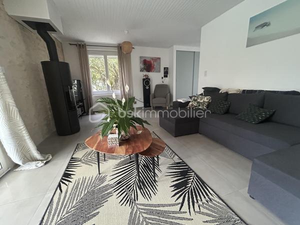 Maison familiale de caractère avec piscine – Un véritable havre de paix au cœur d'Agen !
Rare sur le secteur ! 
À seulement quelques minutes à pied du centre-ville d'Agen, découvrez cette magnifique maison familiale d'environ 250 m², où volumes, confort et qualité de vie se conjuguent à la perfection.

Derrière son portail automatique, une superbe parcelle paysagée et clôturée de plus de 1 200 m² vous accueille. Véritable écrin de verdure, elle offre une grande piscine récente (2021), un agréable abri pour partager de chaleureux repas d'été entre amis ou en famille, ainsi qu'un jardin intimiste propice à la détente.

Dès l'entrée, vous serez séduits par les généreux volumes et la luminosité des espaces de vie. La vaste pièce principale, ouverte sur le jardin, accueille une élégante cuisine équipée haut de gamme neuve, pensée pour les amateurs de convivialité avec espace salle à manger. Le salon, agrémenté d'un poêle à bois, prolonge cette atmosphère chaleureuse et s'ouvre sur une agréable véranda. Une buanderie et des toilettes indépendantes complètent ce niveau.

À l'étage, l'espace nuit a été conçu pour offrir confort et intimité à toute la famille. Vous découvrirez une véritable suite parentale comprenant une spacieuse chambre, une salle d'eau privative, un dressing ainsi qu'une pièce supplémentaire pouvant accueillir un bureau ou une chambre de bébé.

Trois autres belles chambres se partagent une vaste salle de bains, idéale pour répondre aux besoins d'une grande famille.

Le dernier niveau, accessible également par un accès indépendant, constitue un véritable espace autonome. Il comprend une grande chambre avec sa salle d'eau privative, parfaite pour un adolescent, un étudiant, des invités ou encore pour une activité professionnelle.

Les atouts de cette propriété :
Environ 250 m² habitables
Jardin arboré de plus de 1 200 m²
Piscine récente (2021)
Cuisine équipée haut de gamme neuve
Poêle à bois et véranda
Suite parentale complète
5 chambres et 3 salles d'eau/bains
Espace indépendant idéal pour adolescent, profession libérale ou location
Portail motorisé
À proximité immédiate des commerces, écoles et services.

Une propriété rare, offrant un cadre de vie privilégié en plein cœur d'Agen. Un bien coup de cœur à découvrir sans tarder !

Contactez-moi dès aujourd'hui pour organiser votre visite.