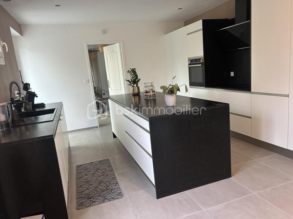 Maison familiale de caractère avec piscine – Un véritable havre de paix au cœur d'Agen !
Rare sur le secteur ! 
À seulement quelques minutes à pied du centre-ville d'Agen, découvrez cette magnifique maison familiale d'environ 250 m², où volumes, confort et qualité de vie se conjuguent à la perfection.

Derrière son portail automatique, une superbe parcelle paysagée et clôturée de plus de 1 200 m² vous accueille. Véritable écrin de verdure, elle offre une grande piscine récente (2021), un agréable abri pour partager de chaleureux repas d'été entre amis ou en famille, ainsi qu'un jardin intimiste propice à la détente.

Dès l'entrée, vous serez séduits par les généreux volumes et la luminosité des espaces de vie. La vaste pièce principale, ouverte sur le jardin, accueille une élégante cuisine équipée haut de gamme neuve, pensée pour les amateurs de convivialité avec espace salle à manger. Le salon, agrémenté d'un poêle à bois, prolonge cette atmosphère chaleureuse et s'ouvre sur une agréable véranda. Une buanderie et des toilettes indépendantes complètent ce niveau.

À l'étage, l'espace nuit a été conçu pour offrir confort et intimité à toute la famille. Vous découvrirez une véritable suite parentale comprenant une spacieuse chambre, une salle d'eau privative, un dressing ainsi qu'une pièce supplémentaire pouvant accueillir un bureau ou une chambre de bébé.

Trois autres belles chambres se partagent une vaste salle de bains, idéale pour répondre aux besoins d'une grande famille.

Le dernier niveau, accessible également par un accès indépendant, constitue un véritable espace autonome. Il comprend une grande chambre avec sa salle d'eau privative, parfaite pour un adolescent, un étudiant, des invités ou encore pour une activité professionnelle.

Les atouts de cette propriété :
Environ 250 m² habitables
Jardin arboré de plus de 1 200 m²
Piscine récente (2021)
Cuisine équipée haut de gamme neuve
Poêle à bois et véranda
Suite parentale complète
5 chambres et 3 salles d'eau/bains
Espace indépendant idéal pour adolescent, profession libérale ou location
Portail motorisé
À proximité immédiate des commerces, écoles et services.

Une propriété rare, offrant un cadre de vie privilégié en plein cœur d'Agen. Un bien coup de cœur à découvrir sans tarder !

Contactez-moi dès aujourd'hui pour organiser votre visite.