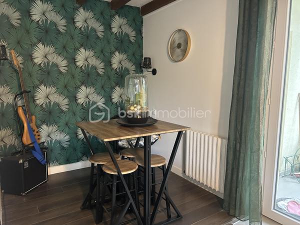 Maison familiale de caractère avec piscine – Un véritable havre de paix au cœur d'Agen !
Rare sur le secteur ! 
À seulement quelques minutes à pied du centre-ville d'Agen, découvrez cette magnifique maison familiale d'environ 250 m², où volumes, confort et qualité de vie se conjuguent à la perfection.

Derrière son portail automatique, une superbe parcelle paysagée et clôturée de plus de 1 200 m² vous accueille. Véritable écrin de verdure, elle offre une grande piscine récente (2021), un agréable abri pour partager de chaleureux repas d'été entre amis ou en famille, ainsi qu'un jardin intimiste propice à la détente.

Dès l'entrée, vous serez séduits par les généreux volumes et la luminosité des espaces de vie. La vaste pièce principale, ouverte sur le jardin, accueille une élégante cuisine équipée haut de gamme neuve, pensée pour les amateurs de convivialité avec espace salle à manger. Le salon, agrémenté d'un poêle à bois, prolonge cette atmosphère chaleureuse et s'ouvre sur une agréable véranda. Une buanderie et des toilettes indépendantes complètent ce niveau.

À l'étage, l'espace nuit a été conçu pour offrir confort et intimité à toute la famille. Vous découvrirez une véritable suite parentale comprenant une spacieuse chambre, une salle d'eau privative, un dressing ainsi qu'une pièce supplémentaire pouvant accueillir un bureau ou une chambre de bébé.

Trois autres belles chambres se partagent une vaste salle de bains, idéale pour répondre aux besoins d'une grande famille.

Le dernier niveau, accessible également par un accès indépendant, constitue un véritable espace autonome. Il comprend une grande chambre avec sa salle d'eau privative, parfaite pour un adolescent, un étudiant, des invités ou encore pour une activité professionnelle.

Les atouts de cette propriété :
Environ 250 m² habitables
Jardin arboré de plus de 1 200 m²
Piscine récente (2021)
Cuisine équipée haut de gamme neuve
Poêle à bois et véranda
Suite parentale complète
5 chambres et 3 salles d'eau/bains
Espace indépendant idéal pour adolescent, profession libérale ou location
Portail motorisé
À proximité immédiate des commerces, écoles et services.

Une propriété rare, offrant un cadre de vie privilégié en plein cœur d'Agen. Un bien coup de cœur à découvrir sans tarder !

Contactez-moi dès aujourd'hui pour organiser votre visite.